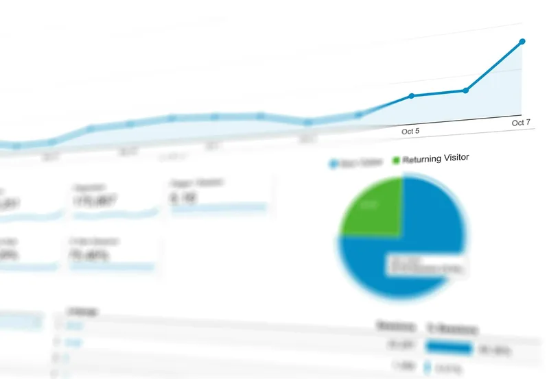 Opt-in rate comparison chart: squeeze page vs homepage form vs popup vs content upgrade, showing 25-40% versus 1-3%